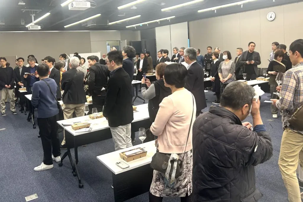 北海道ワインの春の試飲販売会の参加者