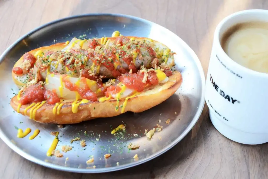 スタンダードドッグ（左）と「アメリカーノ」（500円）
