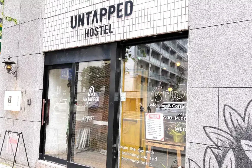 「UNTAPPED HOSTEL」の1階にあります