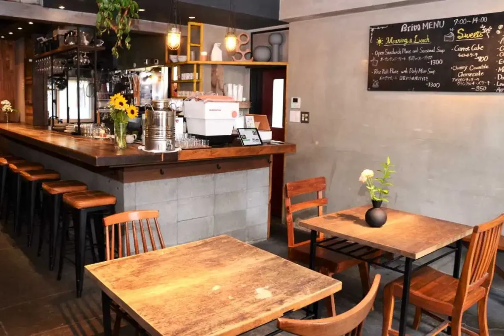 一枚板のカウンターもある落ち着いた雰囲気の店内