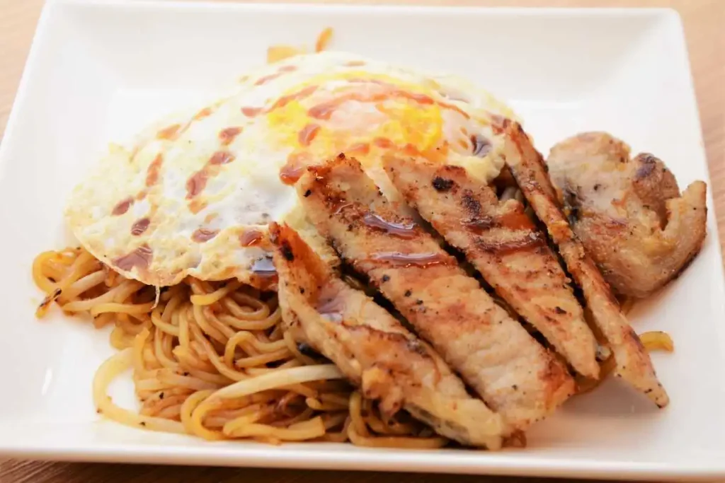辛味が効いたブラックペッパー鉄板焼きそば