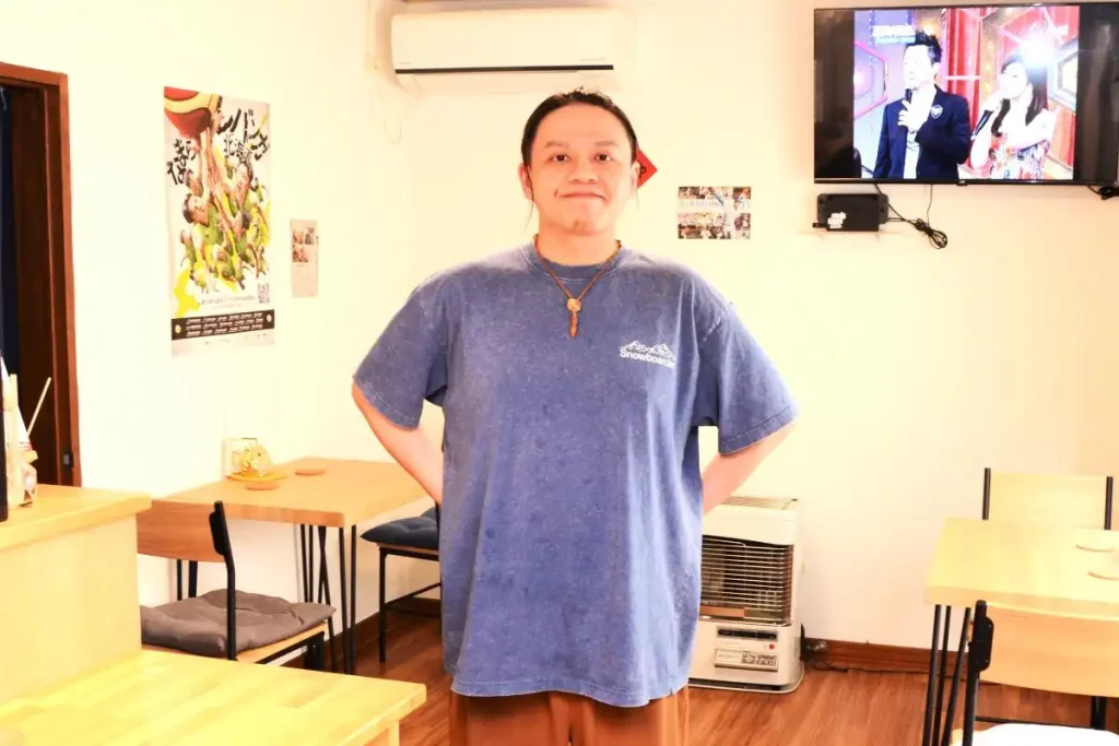 オーナーの羅傑さん。店内では台湾のテレビ番組も放映