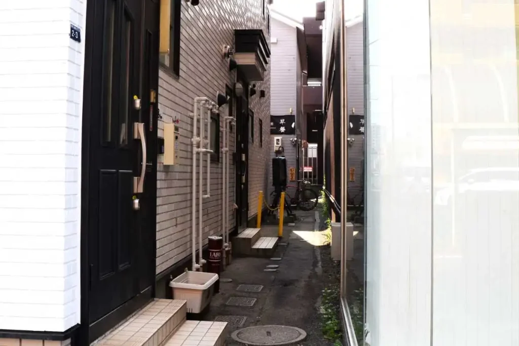 店は建物と建物の間を抜けた先に。思い切って進みましょう