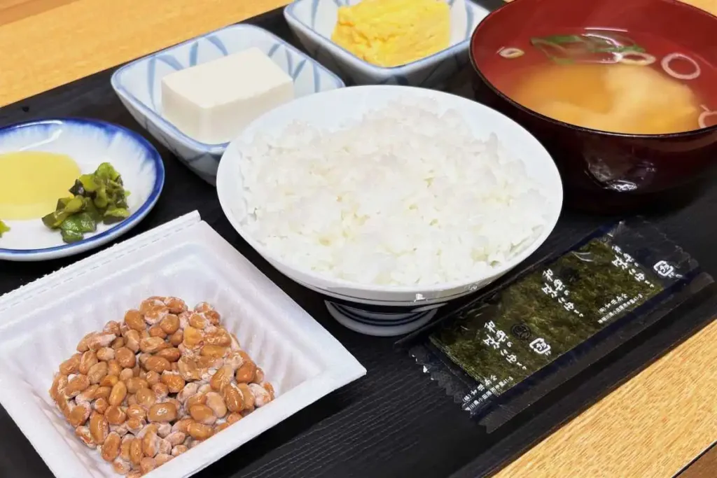 「納豆定食」。400円で食べられるのもうれしい