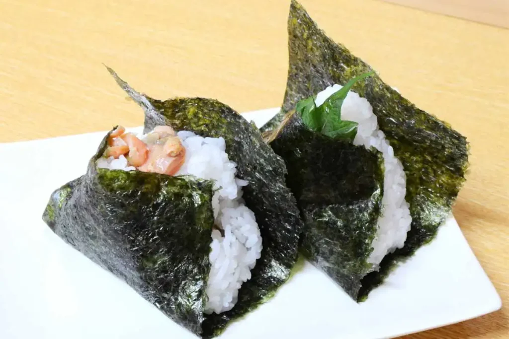 おにぎりの「鮭」（左）と「うめしそ」