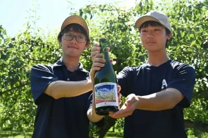 栽培したリンゴで作られたシードルをPRする大野農業高の生徒
