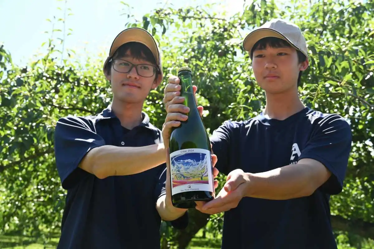飲み口爽やか　シードルに＊大野農高生栽培のリンゴ＊北斗のワイナリー『ドゥエ・プンティ』が製造＊生徒「お酒通じて地域貢献」