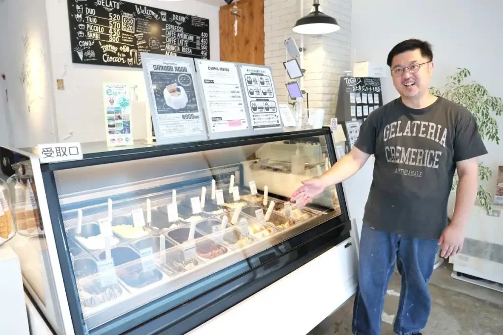 ジェラート専門店「クレメリーチェ」店内と代表の彫谷徳一さん(石川崇子撮影)