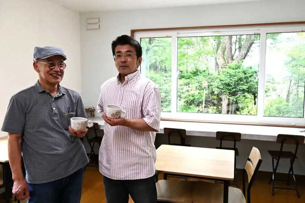 自然に囲まれた「KISSA　RAVEN」代表の平さん（右）と生出さん
