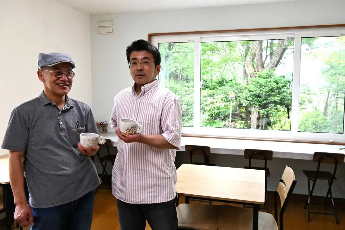 北海道・剣淵神社社務所内にカフェ開業＊自然豊かな立地　新たな名所期待＊氏子ら力合わせ完成