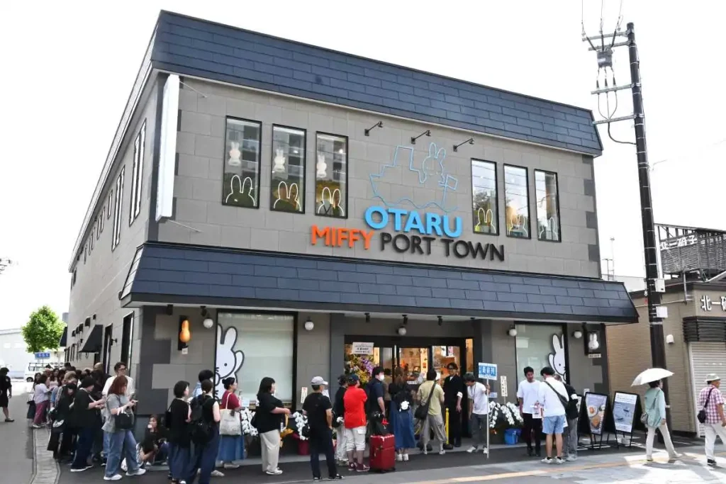 開店前から長い行列ができた「小樽ミッフィーポートタウン」