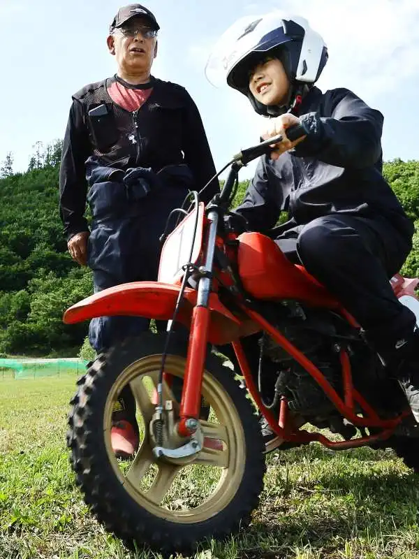 子どもにミニバイクの乗り方を教える鈴鹿さん