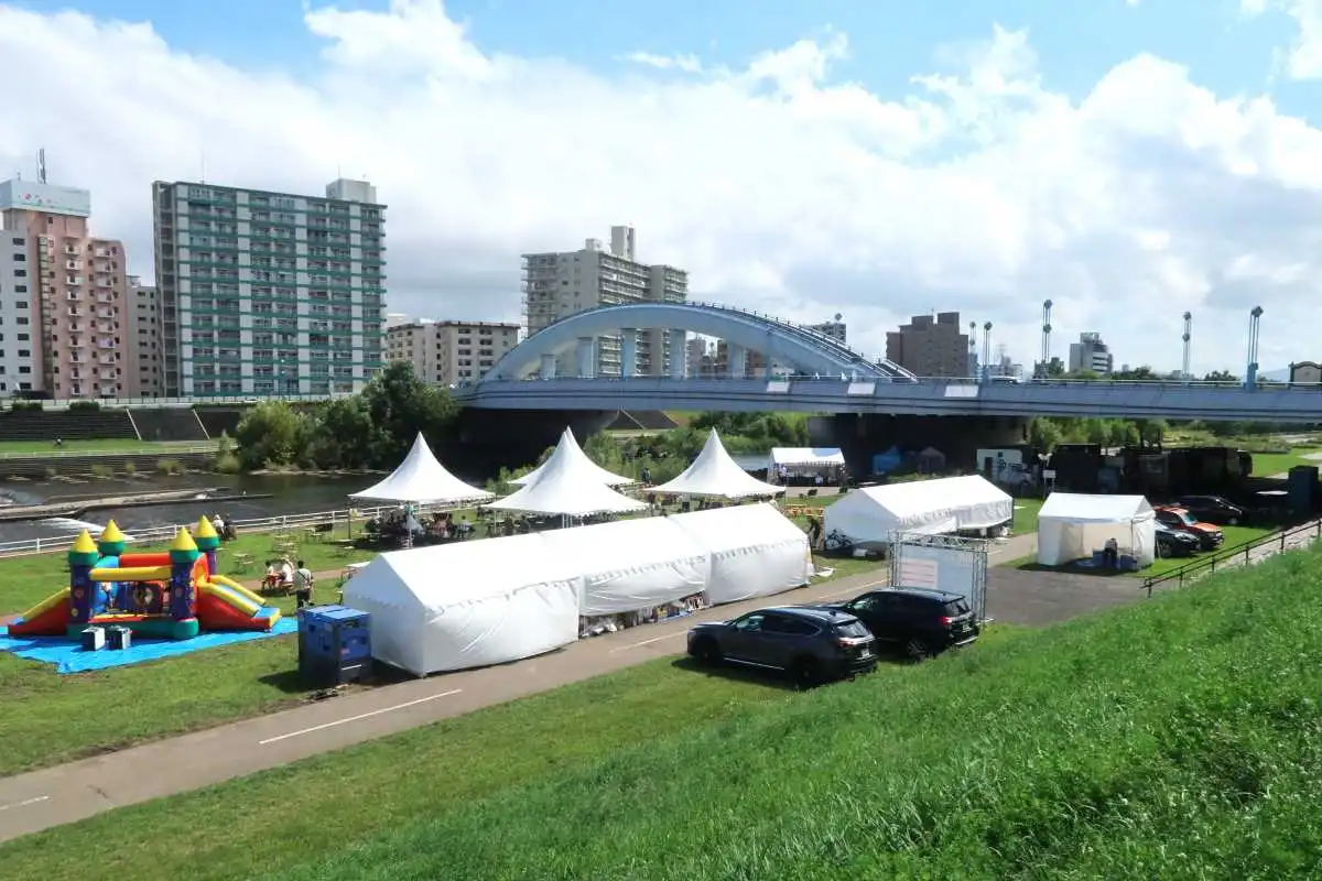 川辺での時間を楽しむ「川見」開催中！幌平橋たもとの豊平川河川敷で、8/31まで　川のせせらぎ楽しんで