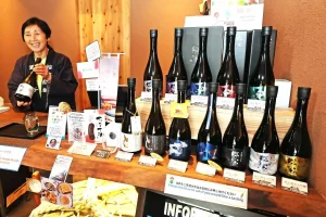 酒蔵併設の直営店で「試飲もできます」と勧める箱館醸蔵の蔵元・冨原節子さん（大城戸剛撮影）