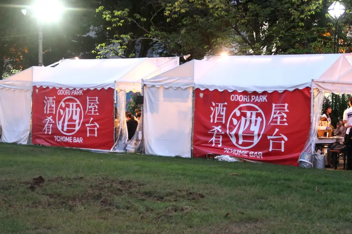2025さっぽろオータムフェストで「屋台」を堪能　大通公園7丁目BAR　店のカウンターにいながら、外の風を感じる