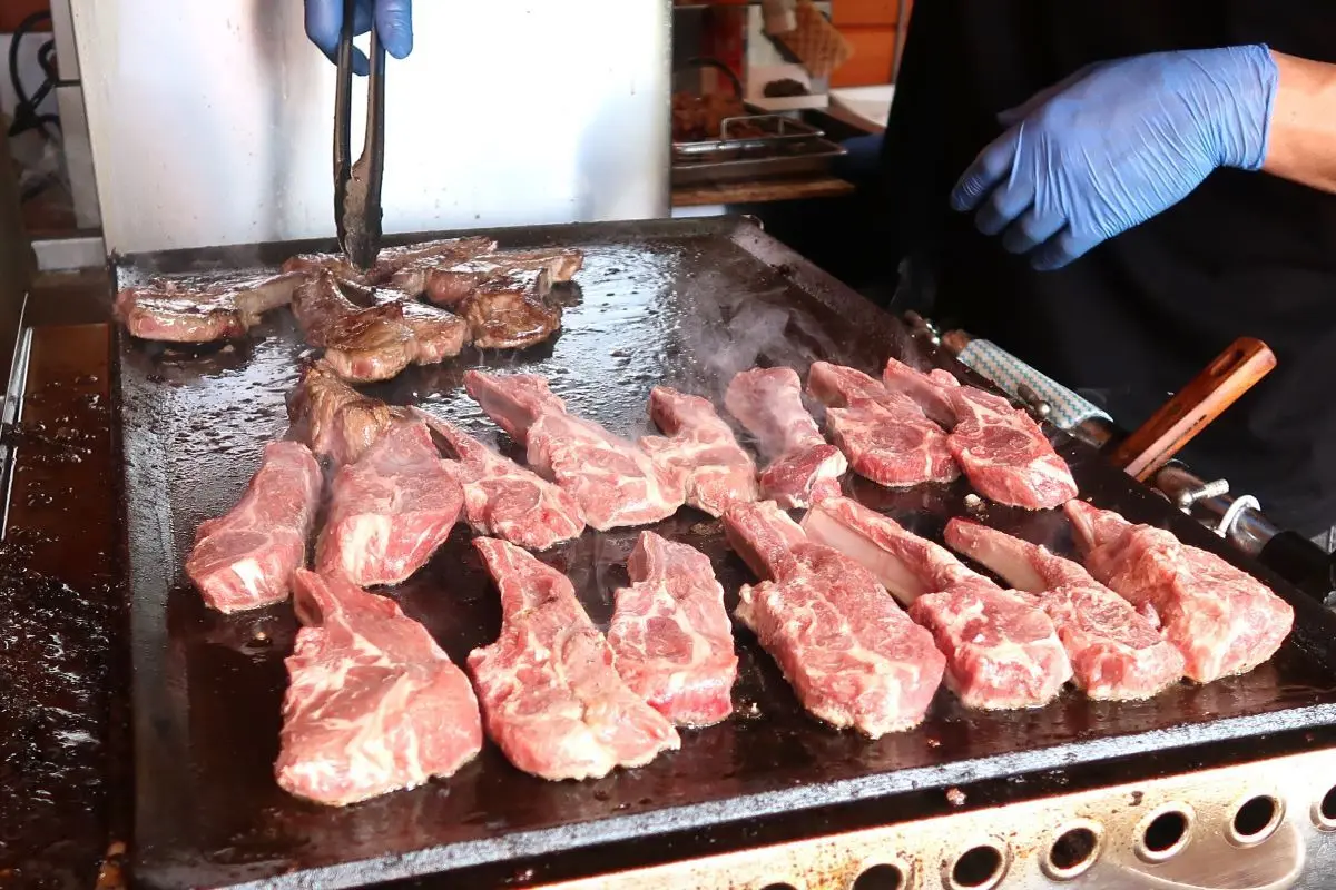 2025さっぽろオータムフェストで、羊肉食べ比べリポート　ジンギスカンやラムチョップ、串など「羊」を満喫！