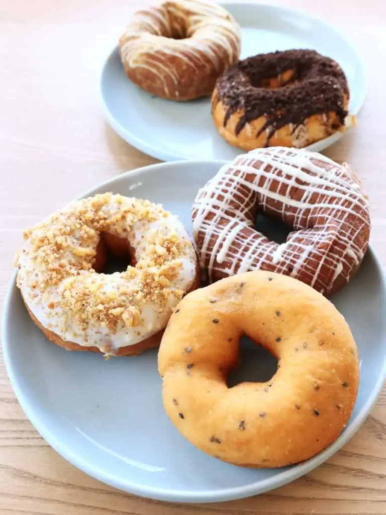 幅広い味がそろうふわもち邸本店のドーナツ。手前が1番人気の「ごまあんこ」(中村祐子撮影)