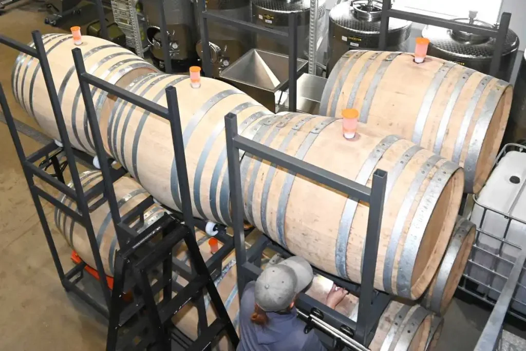 オーク樽やステンレス樽で熟成され出荷を待つワイン