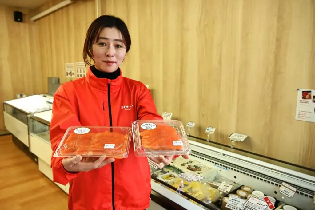 燻製の香りが際立ち、プリッとした食感で人気の生スモークサーモン