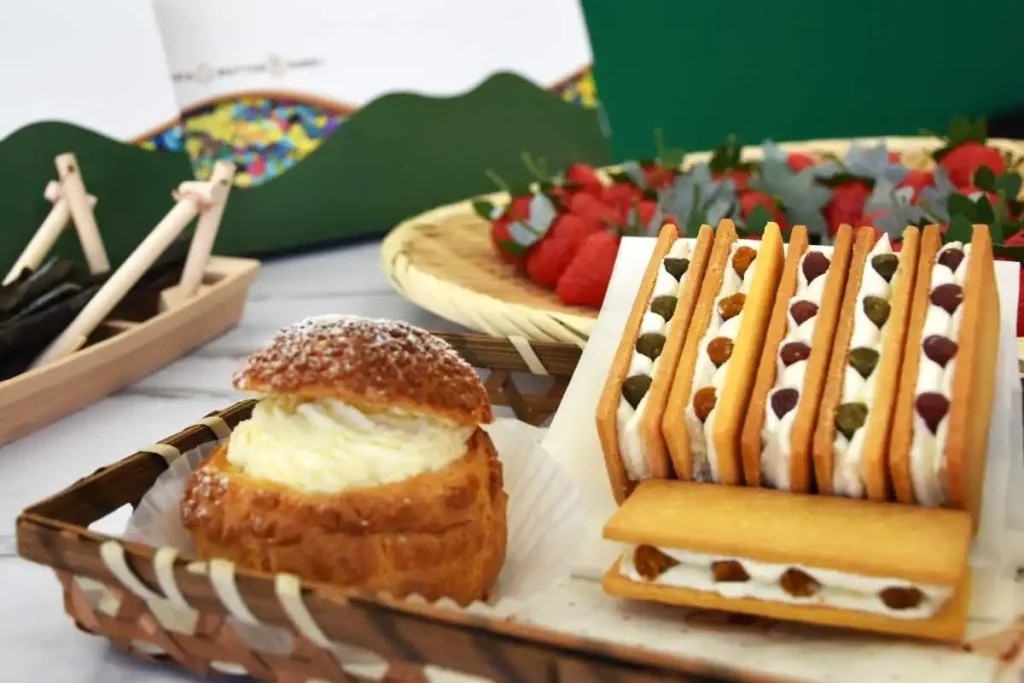 人気商品のバターサンド(右)やシュークリーム