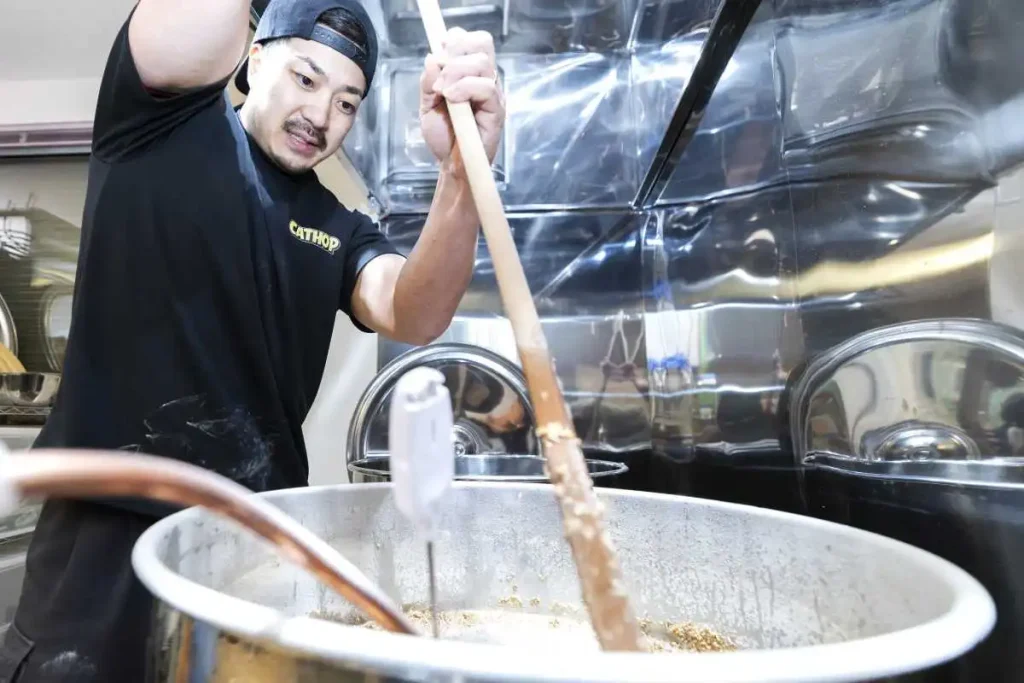 160リットルの寸胴鍋で地ビールを仕込む東大樹さん（北村史成撮影）