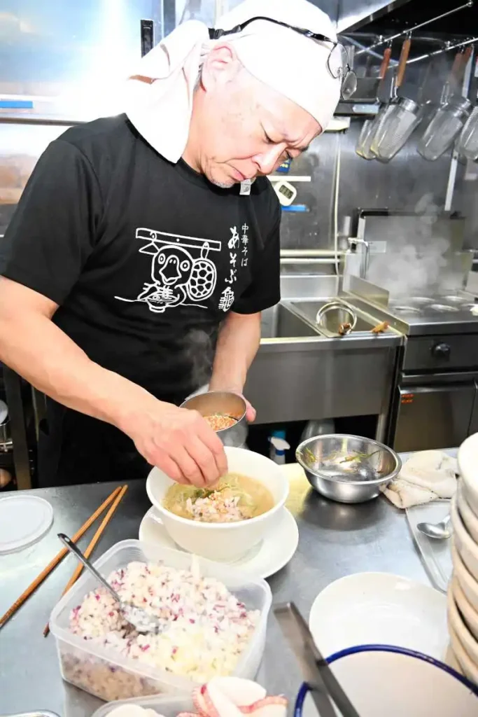 「ホタテとネギの中華ソバ」を作る片岡さん