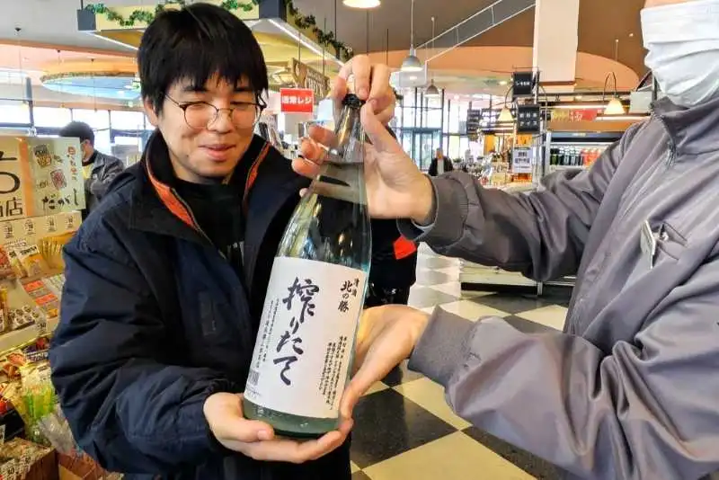 幻の酒”求め100人が列 北の勝「搾りたて」根室で発売 今回は北海道産米 -