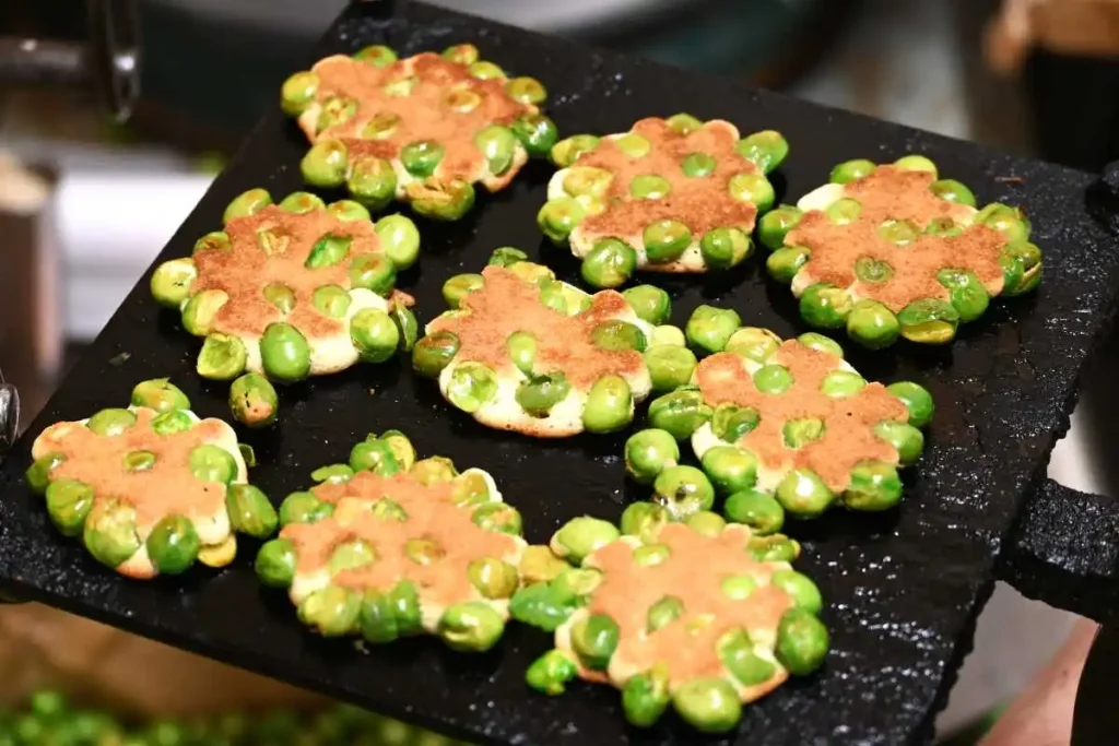 青エンドウの塩味と生地の甘みがくせになる「青ビーンズせんべい」