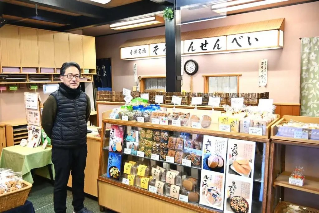 レトロな雰囲気の店内。創業以来愛されてきた味を残したいと経営を引き継いだ矢地克行社長