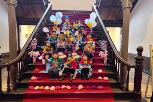 北海道庁赤れんが庁舎でひな祭り！階段をひな壇に見立てて記念撮影 お菓子のつかみ取りも