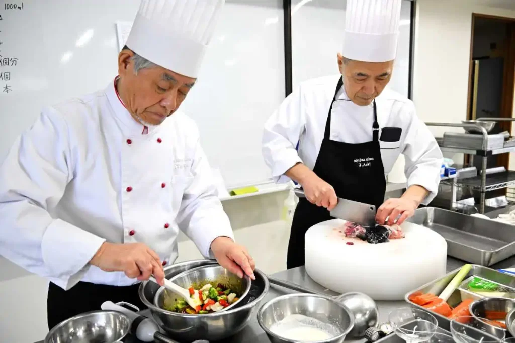 ゴッコを調理する田村さん（左）と青木さん